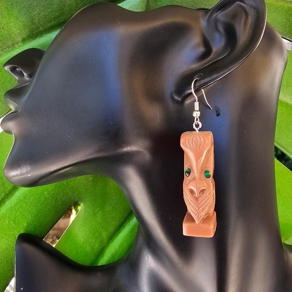 Maori Style Tiki Head Earrings Brown Resin Green Eyes Polynesian Retro‎
